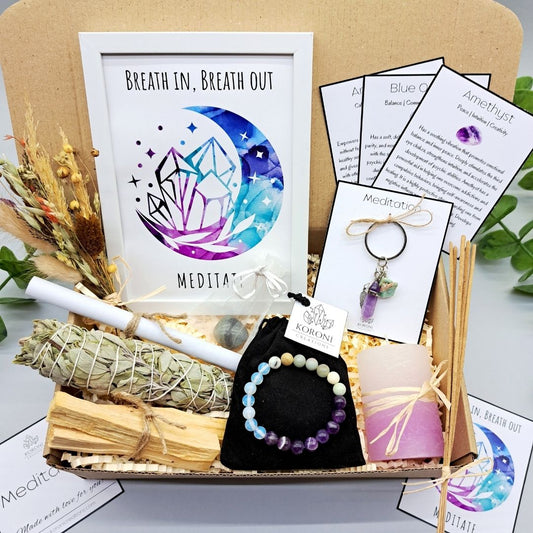 Meditation set, containing print frame, white sage, palo santo, crystal bracelet, candle and other gift elements. Front look.