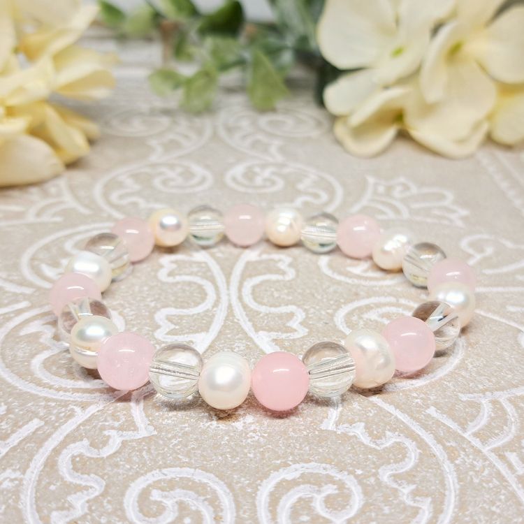 White and pink beads bracelet front look. 